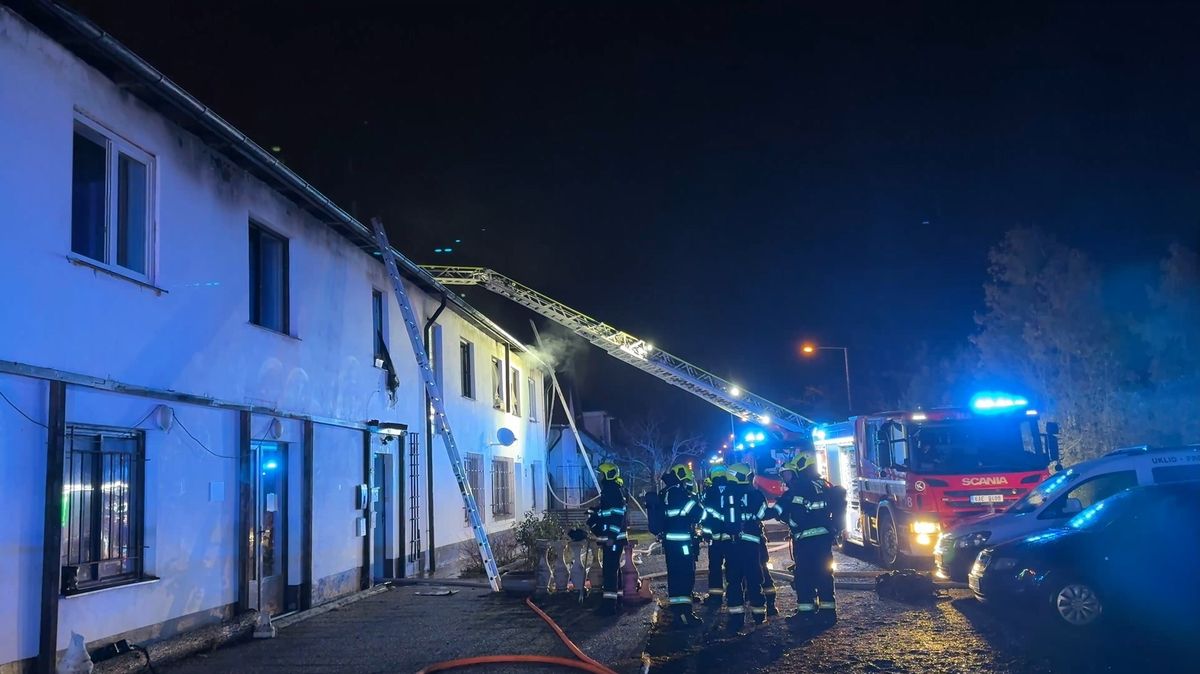 Při nočním požáru ubytovny v Praze zemřel jeden člověk, 17 dalších bylo ošetřeno